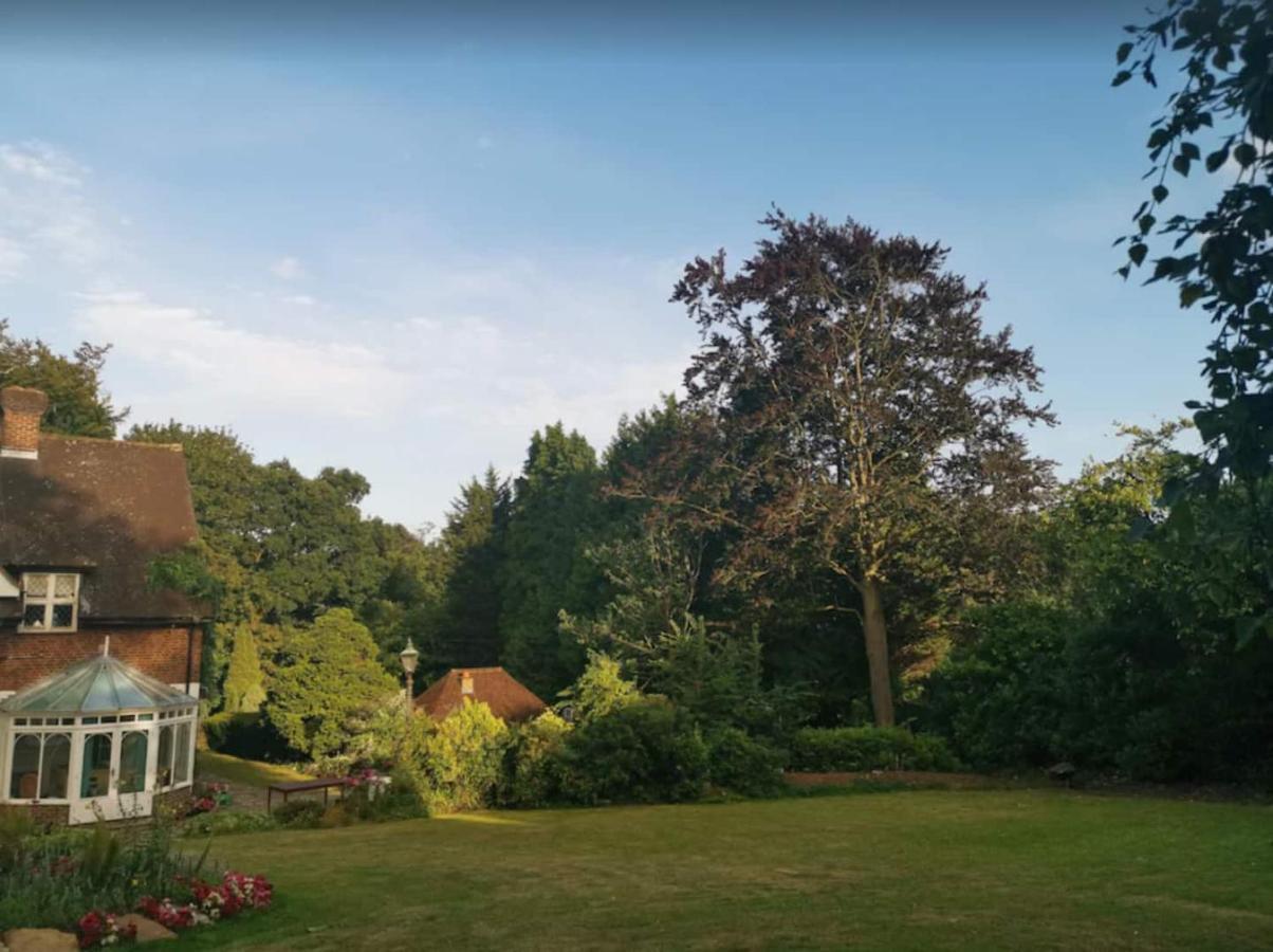 Peaceful Retreat Hideaway Surrey Daire Esher Dış mekan fotoğraf
