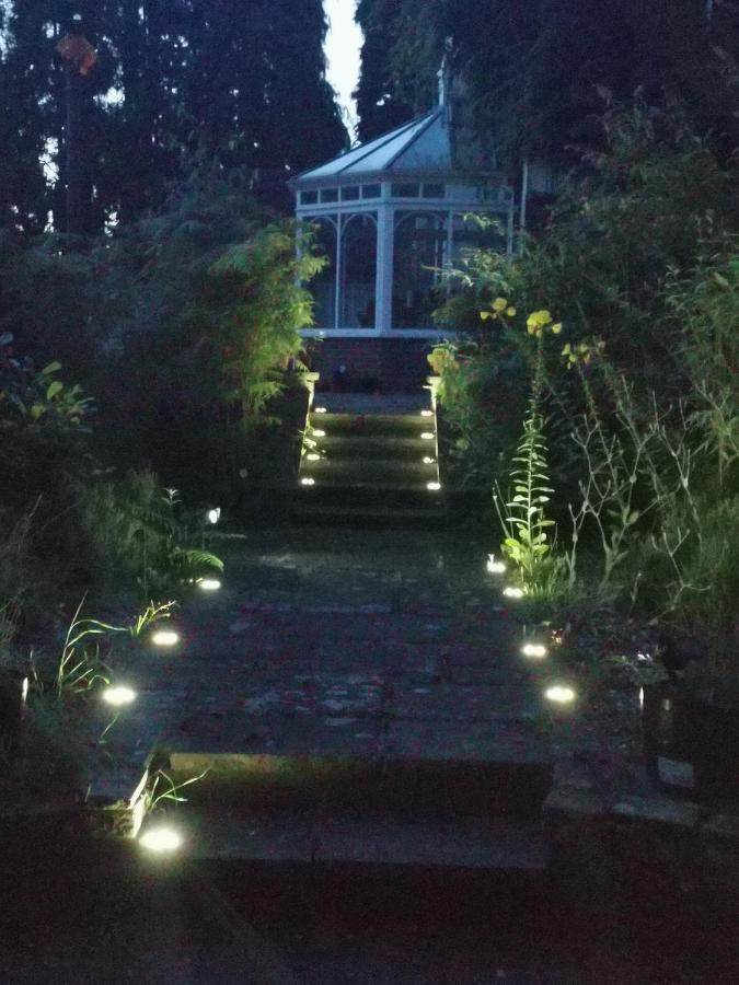 Peaceful Retreat Hideaway Surrey Daire Esher Dış mekan fotoğraf